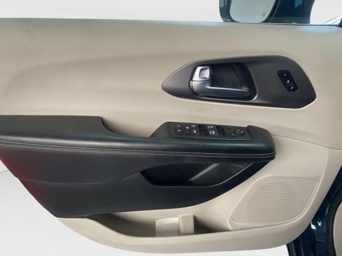 Used 2022 Chrysler Pacifica Touring-L FWD image 16