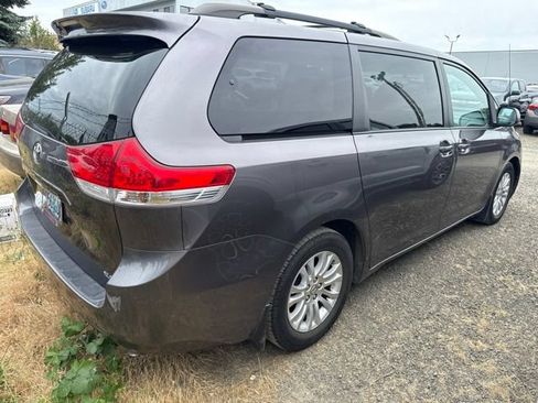 Used 2013 Toyota Sienna XLE FWD image 22