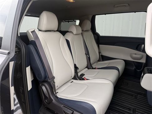 Used 2025 Kia Carnival EX image 33