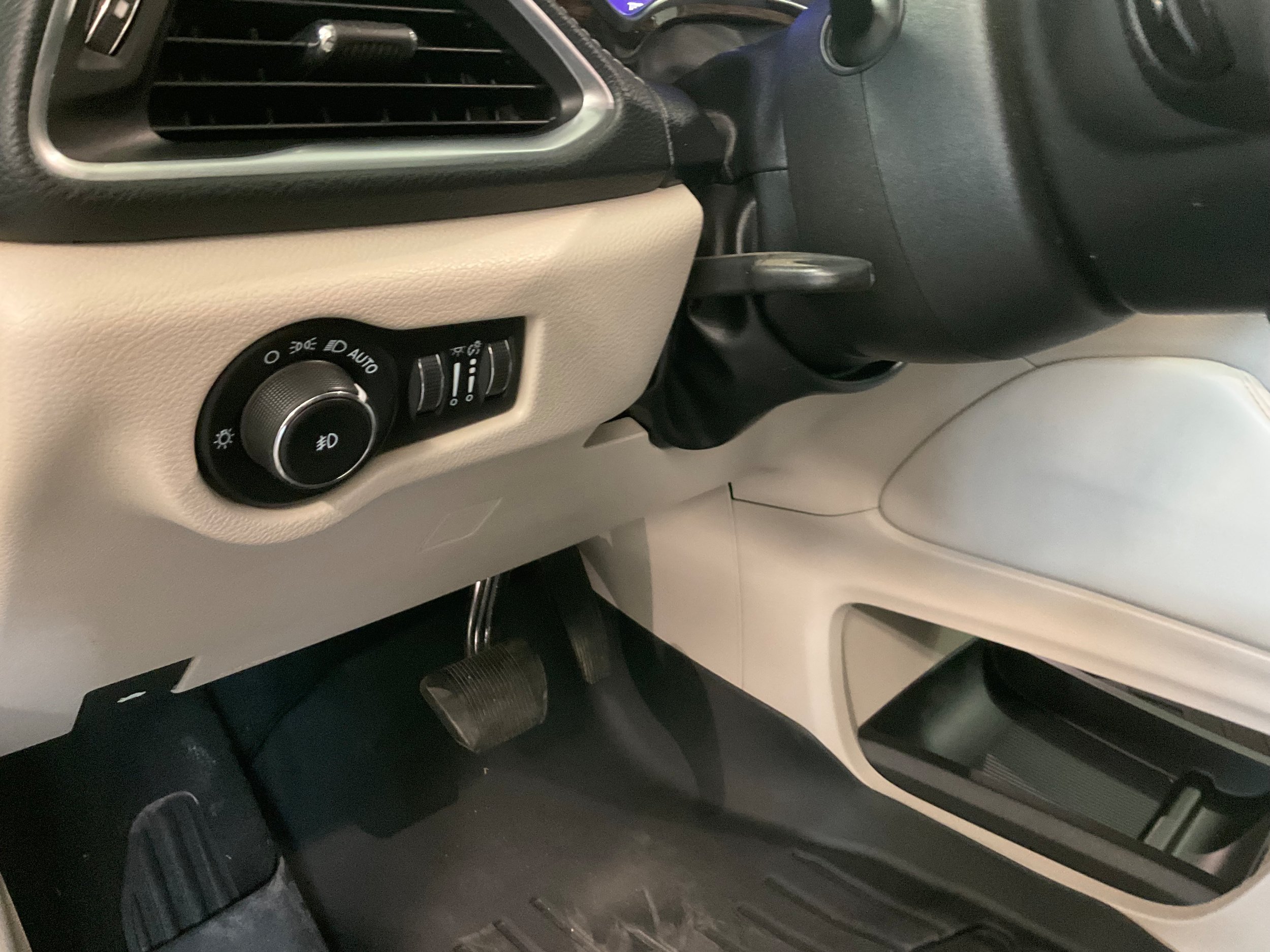 Used 2022 Chrysler Pacifica Limited AWD/4WD image 11