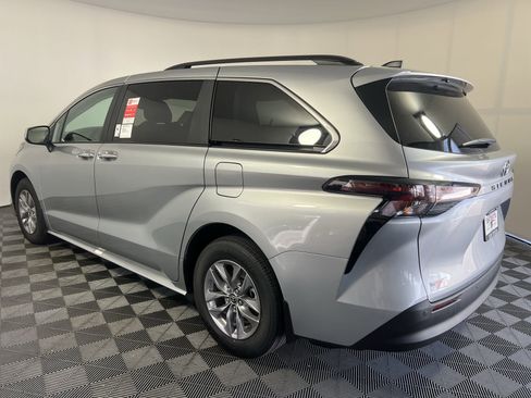 Used 2024 Toyota Sienna XLE FWD image 6