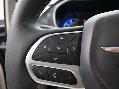 Used 2024 Chrysler Pacifica Select image 14