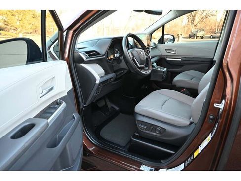 Used 2022 Toyota Sienna XLE image 12