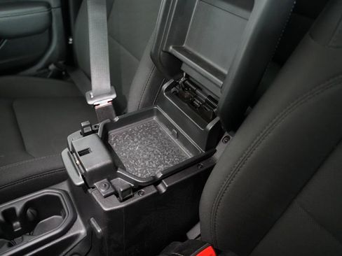 Used 2019 Jeep Wrangler Unlimited Sahara w/ Uconnect 4C Nav & Sound Group AWD/4WD image 28