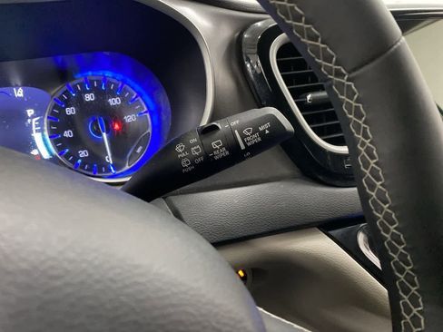 Used 2024 Chrysler Pacifica Touring-L image 22