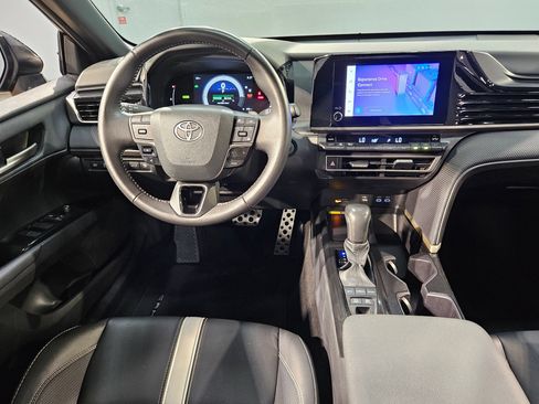 Used 2025 Toyota Camry SE FWD image 9