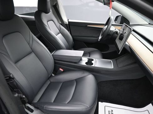 Used 2024 Tesla Model Y 2WD image 37