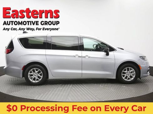 Used 2024 Chrysler Pacifica Touring-L FWD image 45