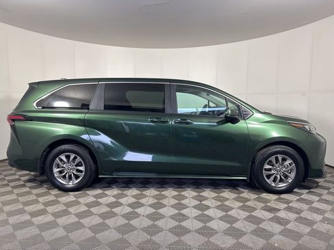 Used 2025 Toyota Sienna LE image 8