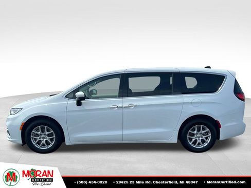 Used 2023 Chrysler Pacifica Touring-L FWD image 2