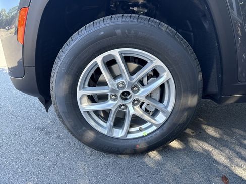 New 2025 Jeep Grand Cherokee Laredo X w/ Luxury Tech Group I image 11