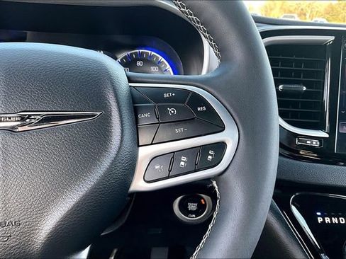 Used 2025 Chrysler Pacifica Select image 12