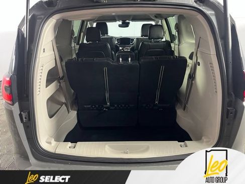 Used 2022 Chrysler Pacifica Touring-L FWD image 12