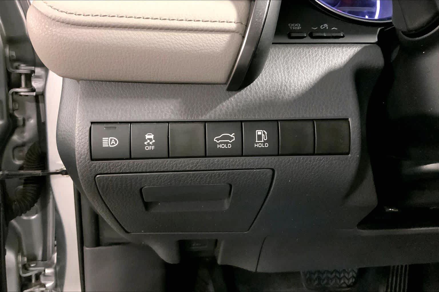 Certified 2020 Toyota Camry XLE FWD image 35