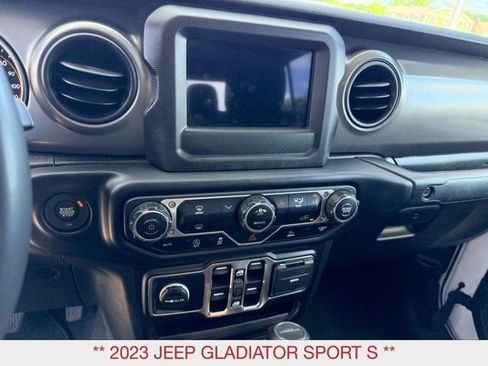 Certified 2023 Jeep Gladiator Sport AWD/4WD image 17