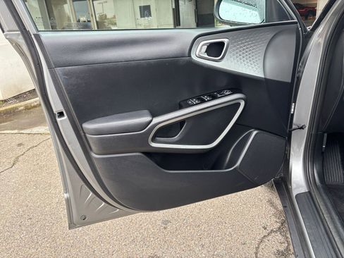 Used 2025 Kia Soul LX w/ LX Technology Package FWD image 18