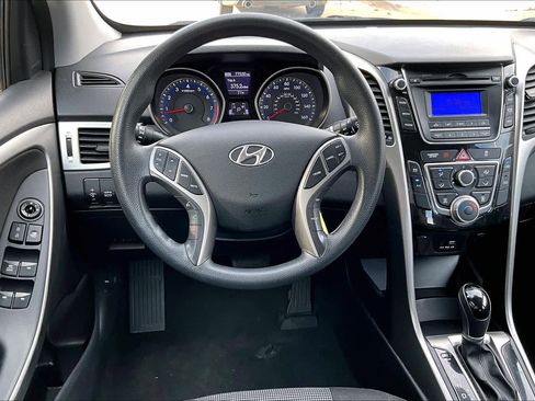 Used 2017 Hyundai Elantra GT image 5