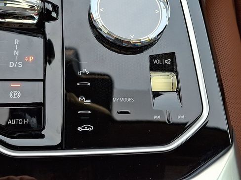 Certified 2025 BMW 750e xDrive w/ Executive Package image 26