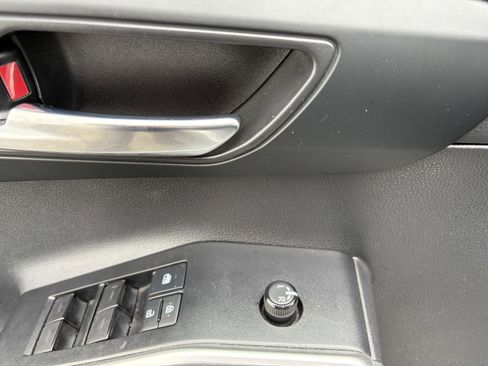 Used 2021 Toyota Highlander XLE AWD/4WD image 14