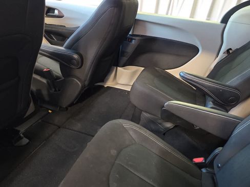 Used 2023 Chrysler Voyager LX FWD image 5