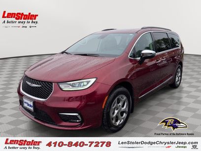 Used 2023 Chrysler Pacifica Limited w/ Uconnect Theater Family Group