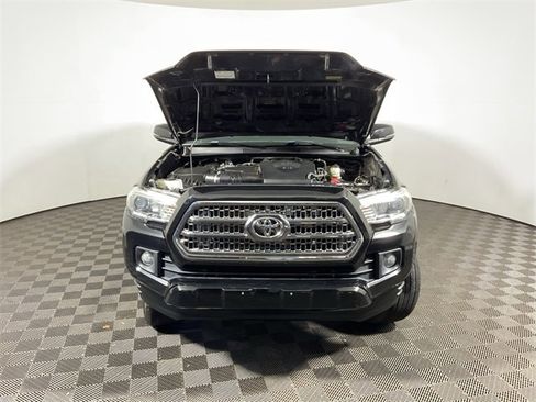 Used 2016 Toyota Tacoma TRD Sport image 6