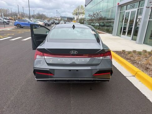 Used 2025 Hyundai Elantra SEL image 12