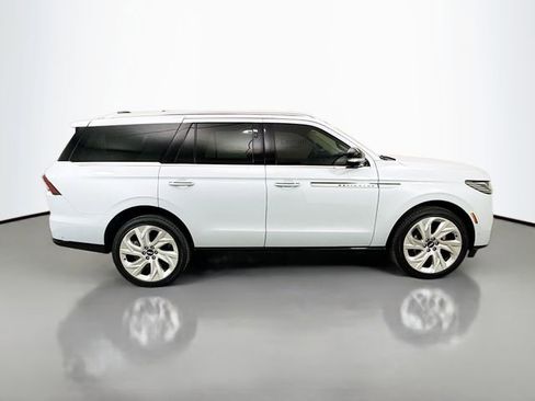 Used 2025 Lincoln Navigator Reserve image 8