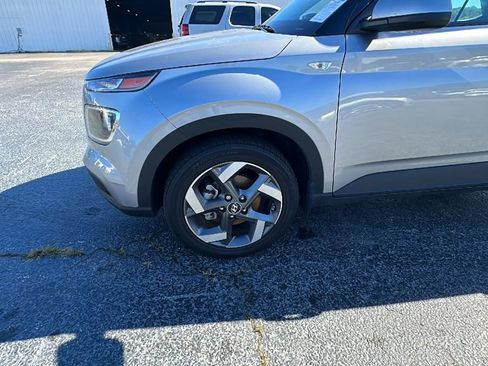 Used 2024 Hyundai Venue SEL image 3