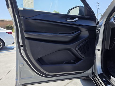 Used 2023 Jeep Grand Cherokee Laredo RWD image 15