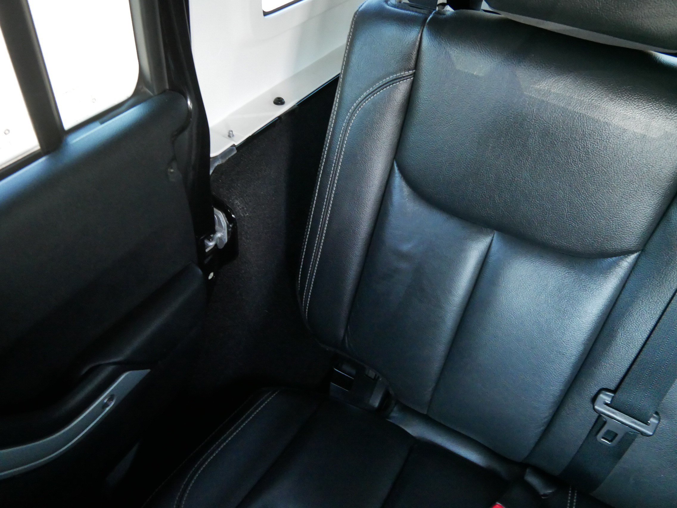 Used 2015 Jeep Wrangler Unlimited Rubicon w/ Connectivity Group AWD/4WD image 12