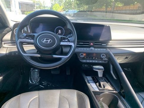 Certified 2025 Hyundai Elantra Limited FWD image 16