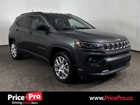 Used 2023 Jeep Compass Latitude AWD/4WD image 1