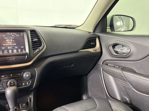 Used 2017 Jeep Cherokee Limited image 26