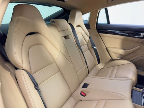 Used 2021 Porsche Panamera 4S w/ Premium Package image 40