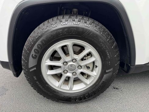 Used 2020 Jeep Grand Cherokee Laredo image 18