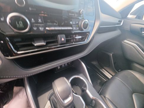 Used 2022 Toyota Highlander XLE AWD/4WD image 21