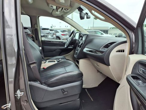 Used 2015 Chrysler Town & Country Touring-L w/ Driver Convenience Group FWD image 25
