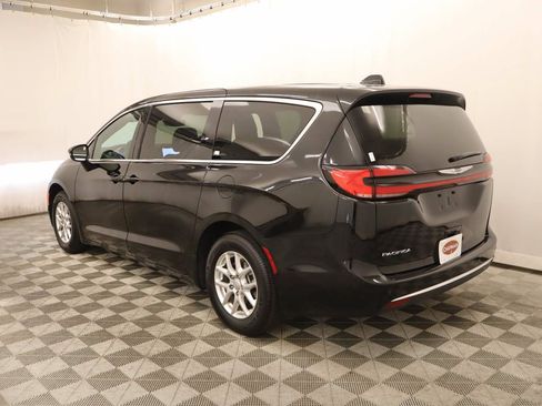 Used 2025 Chrysler Pacifica Select FWD image 3