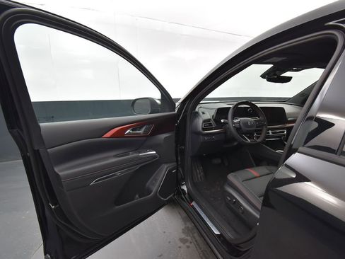 New 2026 Chevrolet Traverse RS w/ LPO, Floor Liner Package image 8