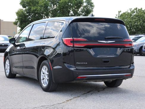 Used 2023 Chrysler Pacifica Touring-L FWD image 11
