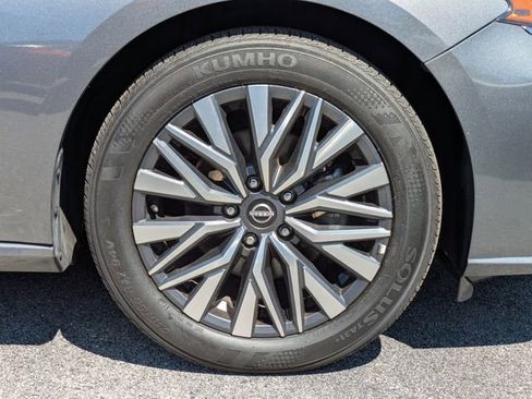 Used 2025 Nissan Altima 2.5 SV FWD image 13