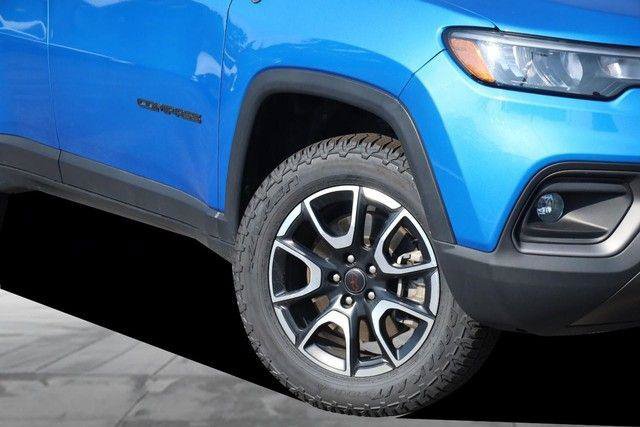 Used 2025 Jeep Compass Trailhawk w/ Trailer Tow Group AWD/4WD image 3