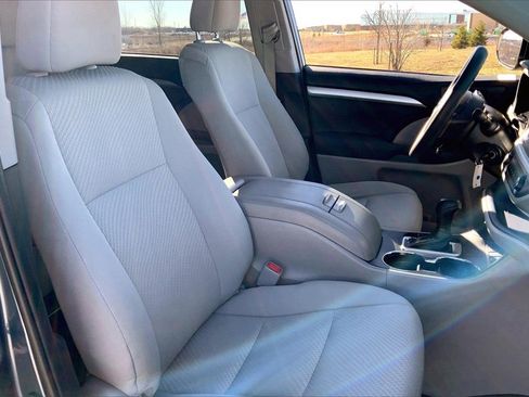 Used 2019 Toyota Highlander LE image 22