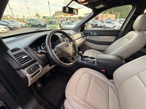 Used 2018 Ford Explorer XLT w/ Equipment Group 202A AWD/4WD image 13