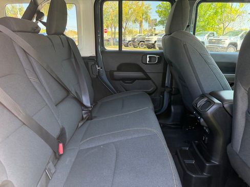Used 2025 Jeep Wrangler Unlimited Sahara image 10
