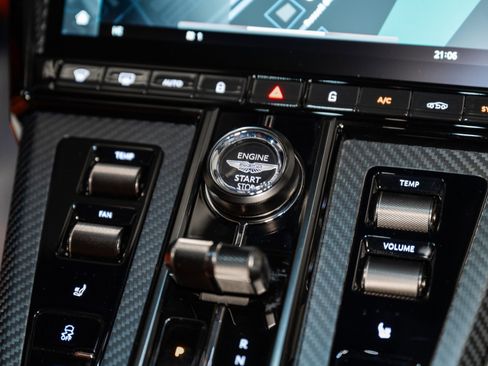 Used 2025 Aston Martin V8 Vantage Coupe image 26