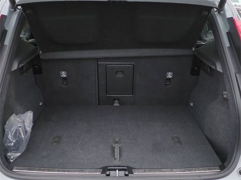 Used 2025 Volvo XC40 B5 Plus image 22