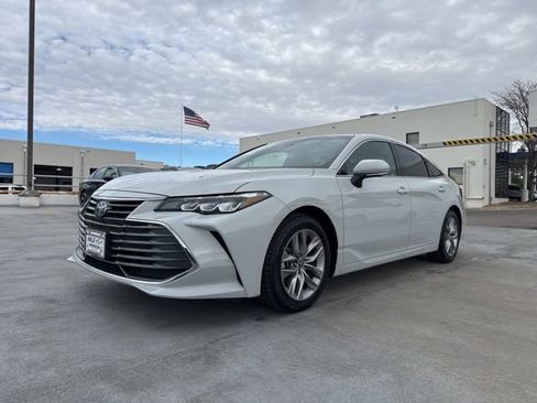 Used 2022 Toyota Avalon XLE w/ Moonroof Package image 2