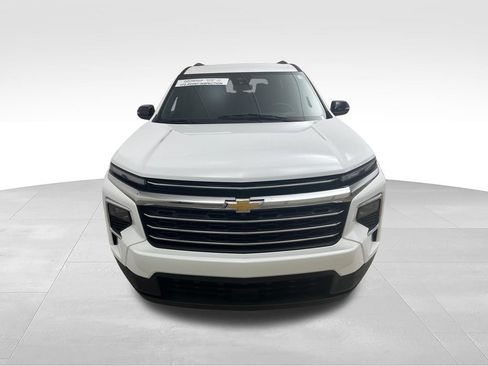 Used 2025 Chevrolet Traverse LT FWD image 8